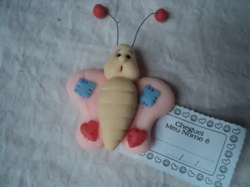 Lembrancinha aplique borboleta em biscuit