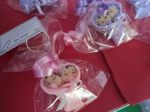 Lembrancinha Bebê Gêmeas em Biscuit