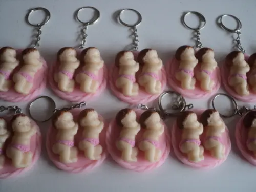 Lembrancinha Bebê Gêmeas Chaveiro
