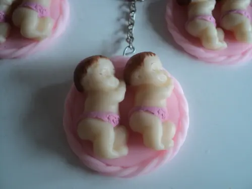 Lembrancinha Bebê Gêmeas Chaveiro