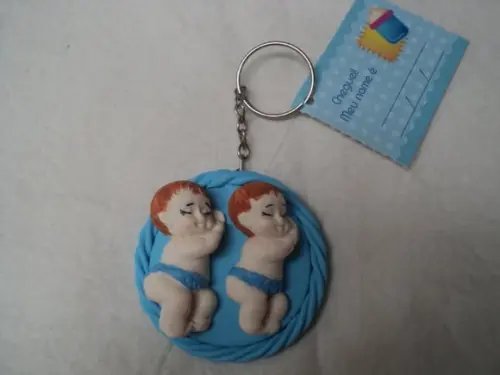 Lembrancinha bebê gêmeos chaveiro