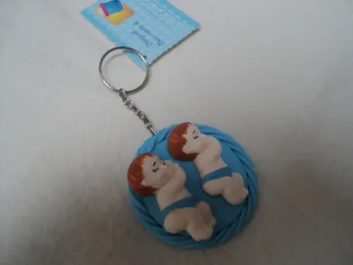 Lembrancinha bebê gêmeos chaveiro