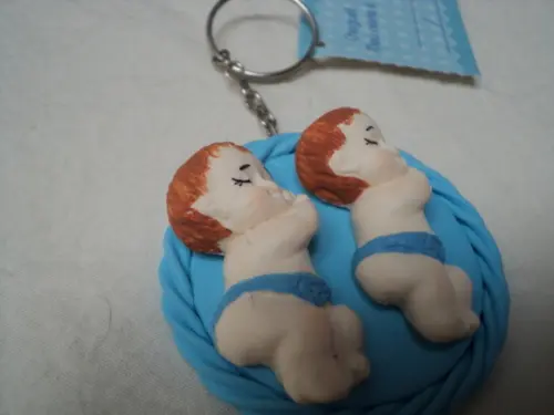 Lembrancinha bebê gêmeos chaveiro