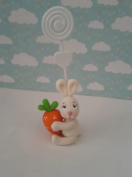 Lembrancinha Coelhinho com Cenoura em Biscuit