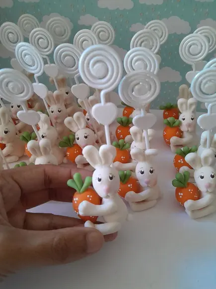 Lembrancinha Coelhinho com Cenoura em Biscuit