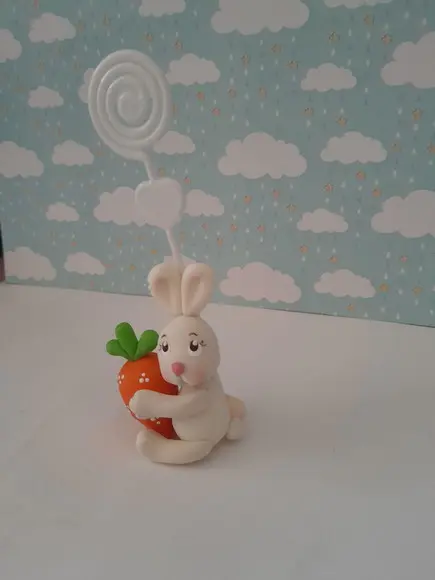 Lembrancinha Coelhinho com Cenoura em Biscuit