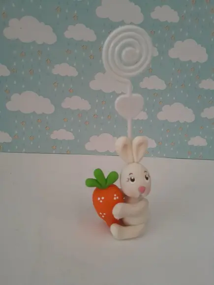 Lembrancinha Coelhinho com Cenoura em Biscuit