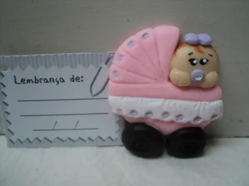 Lembrancinha de maternidade carrinho de bebê em biscuit