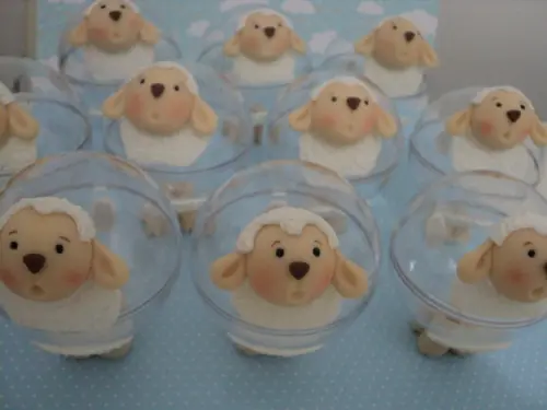 Ovelha na Bola de Acrílico em Biscuit