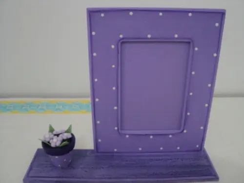 Porta retrato em MDF lilás com vasinho