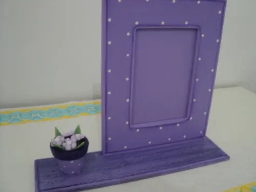 Porta retrato em MDF lilás com vasinho