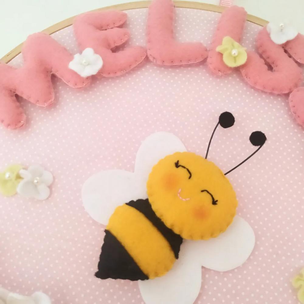 Enfeite de Porta Maternidade Abelha Bastidor