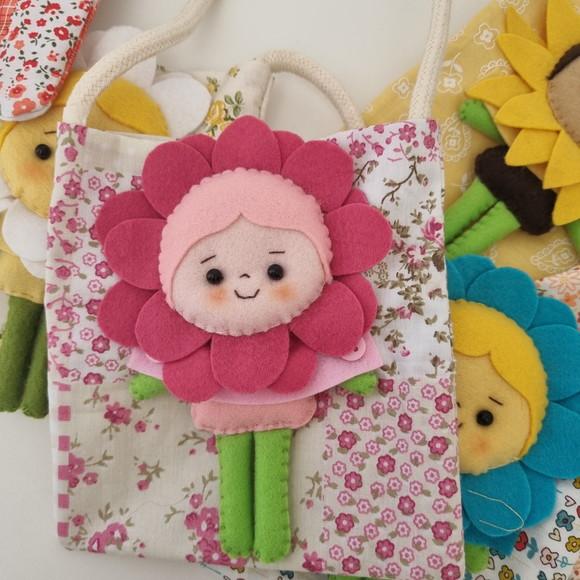 Bolsinha em Tecido com Bonequinha Flor