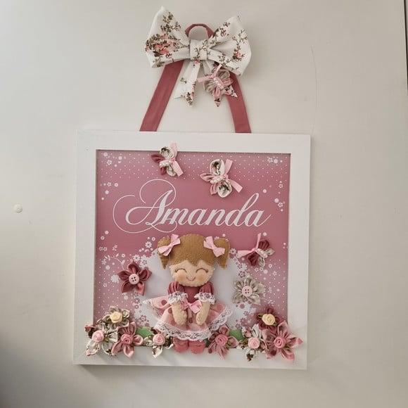 Enfeite de Porta Maternidade Menina Bonequinha e Flores