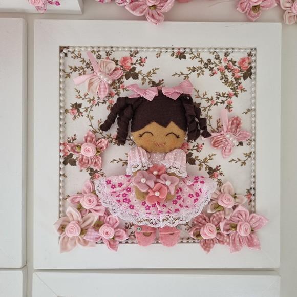 Kit 4 Quadros Decoração Quarto do Bebê Flores e Boneca Rosa