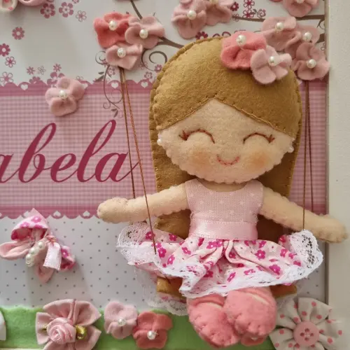 Enfeite de Porta Maternidade Bonequinha no Jardim Encantado