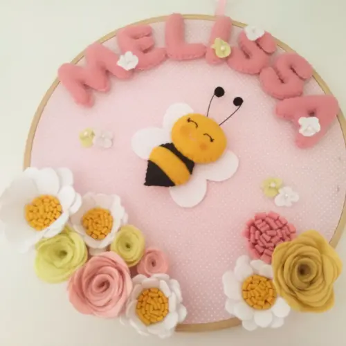 Enfeite de Porta Maternidade Abelha Bastidor