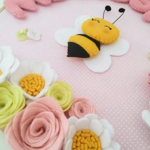 Enfeite de Porta Maternidade Abelha Bastidor