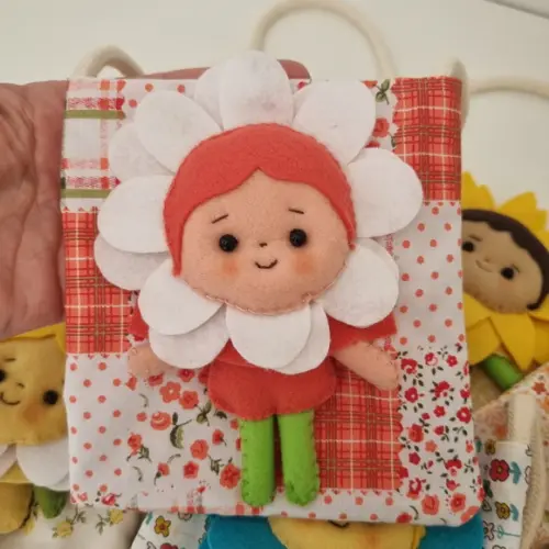 Bolsinha em Tecido com Bonequinha Flor