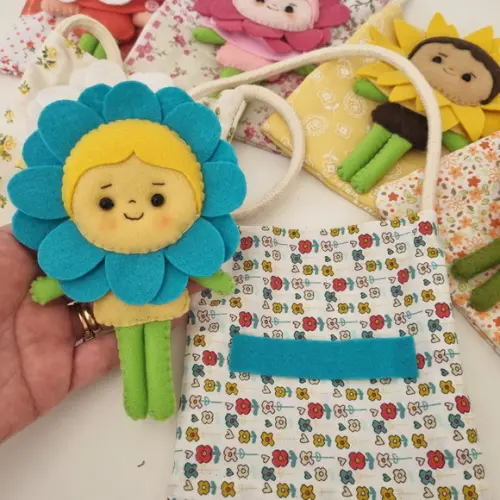 Bolsinha em Tecido com Bonequinha Flor