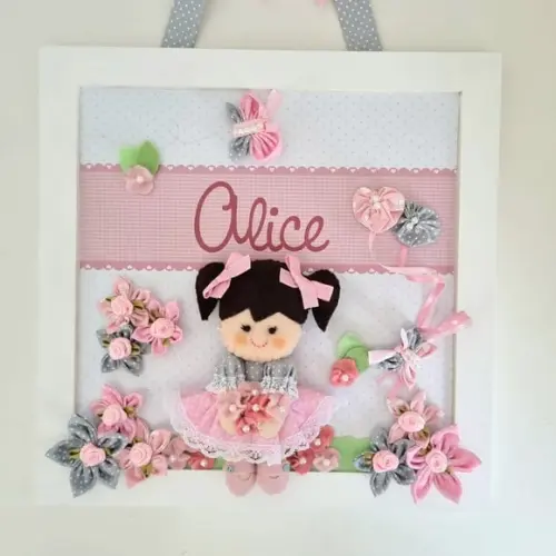 Enfeite de Porta Bonequinha Rosa e Cinza