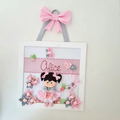 Enfeite de Porta Bonequinha Rosa e Cinza