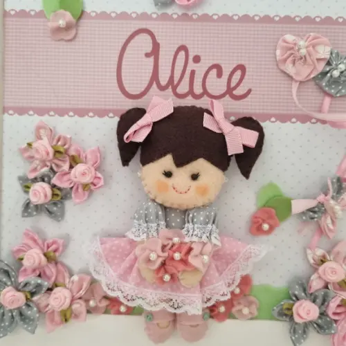 Enfeite de Porta Bonequinha Rosa e Cinza
