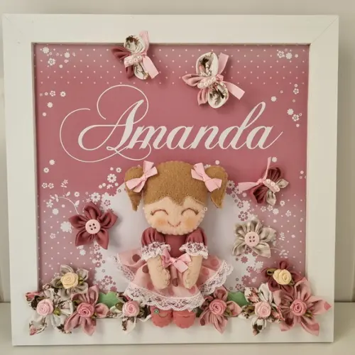 Enfeite de Porta Maternidade Menina Bonequinha e Flores
