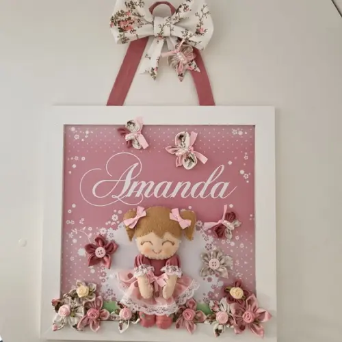 Enfeite de Porta Maternidade Menina Bonequinha e Flores
