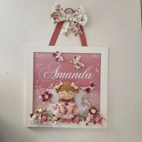 Enfeite de Porta Maternidade Menina Bonequinha e Flores