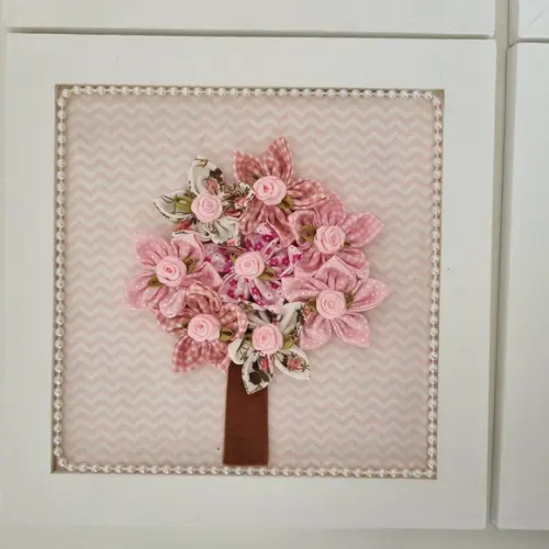 Kit 4 Quadros Decoração Quarto do Bebê Flores e Boneca Rosa