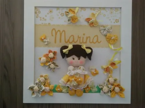 Quadro Porta Maternidade Bonequinha Amarelo