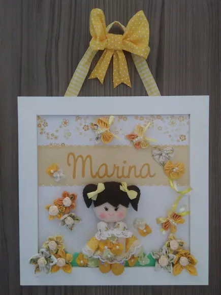 Quadro Porta Maternidade Bonequinha Amarelo