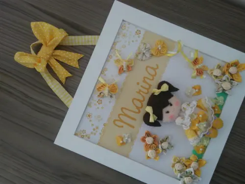 Quadro Porta Maternidade Bonequinha Amarelo