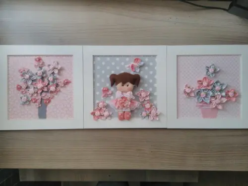 Trio de quadros bonequinha rosa e cinza