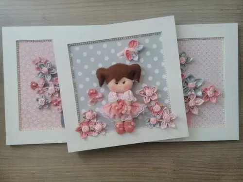 Trio de quadros bonequinha rosa e cinza