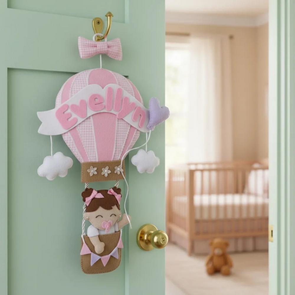 Porta maternidade menina no balão feltro