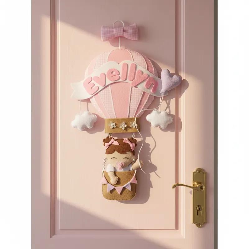 Porta maternidade menina no balão feltro