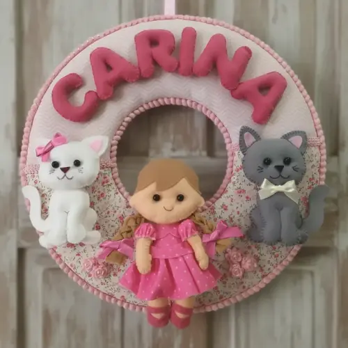 Porta maternidade menina e gatinhos feltro