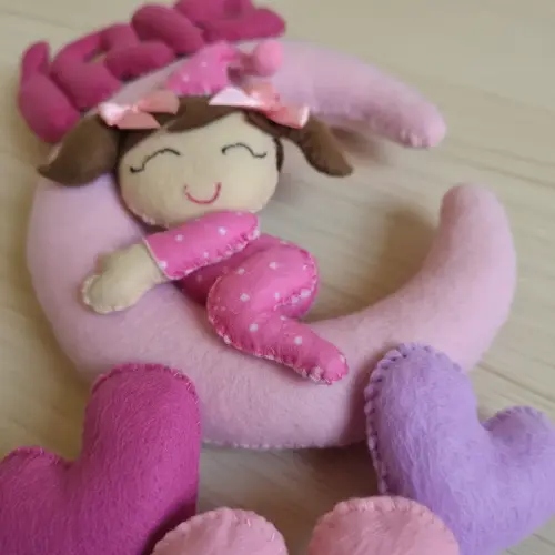 Porta maternidade menina na Lua feltro