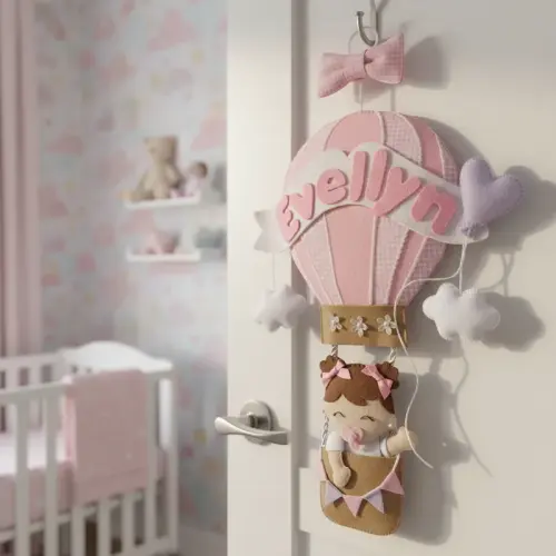 Porta maternidade menina no balão feltro