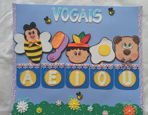 Cartaz escolar das vogais em eva