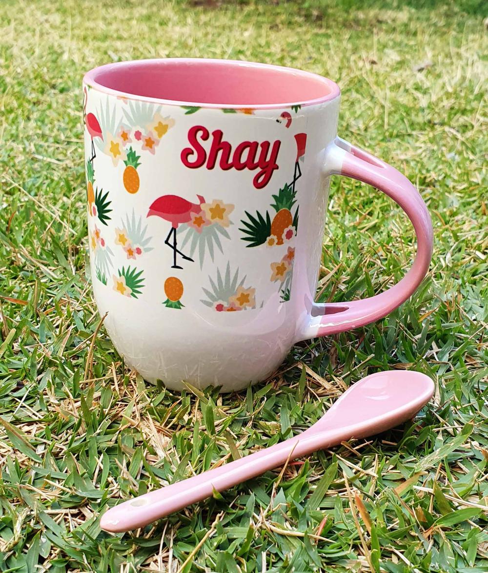 Caneca Rosa com Colher Personalizada - Abacaxi e Flamingo