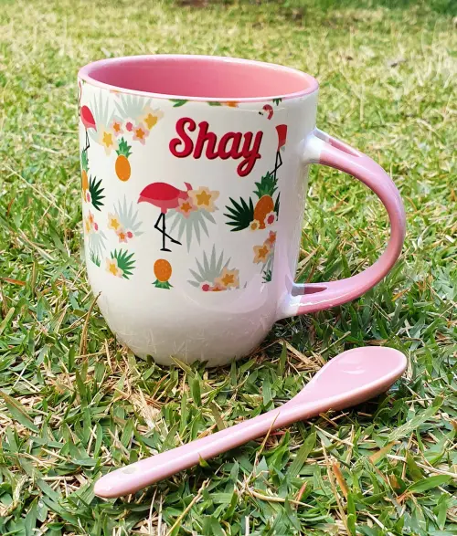 Caneca Rosa com Colher Personalizada - Abacaxi e Flamingo