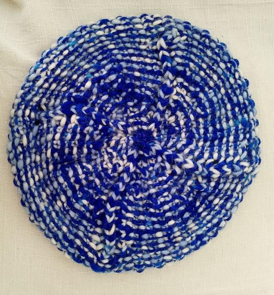 Boina Azul e Branco de Tricô em Lã Natural