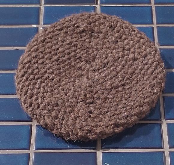 Boina Chocolate Pequena, em Lã Natural, sem Tingimento