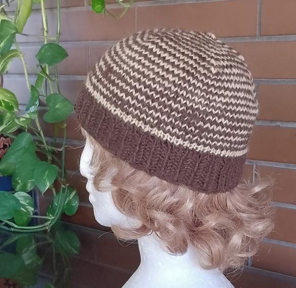 Gorro Listrado de Marrom e Branco Lã Natural