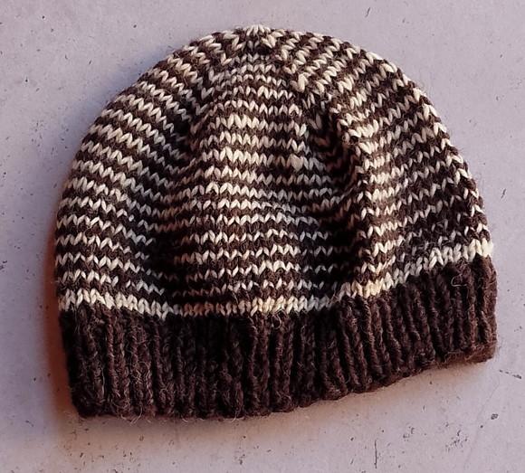 Gorro Listrado de Marrom e Branco Lã Natural
