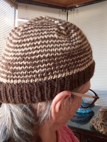 Gorro Listrado de Marrom e Branco Lã Natural