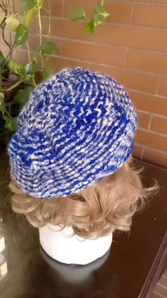 Boina Azul e Branco de Tricô em Lã Natural